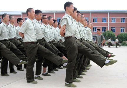 公司員工軍訓(xùn)圖片